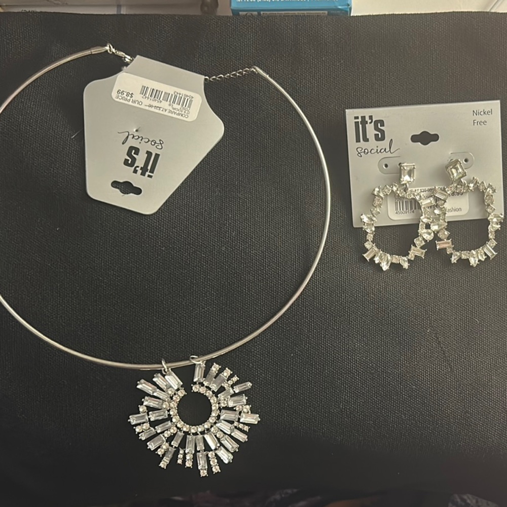 Elegant Silver Necklace with Sparkling Crystal Pendant